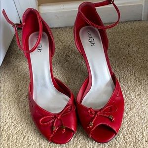 Low heel, peep toe dress shoe